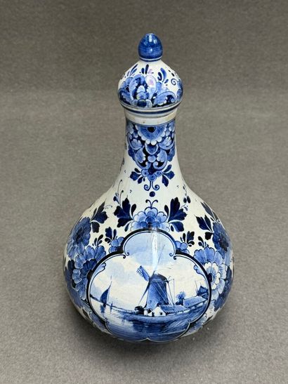 DELFT. 
Paire de vases et pot couvert en...