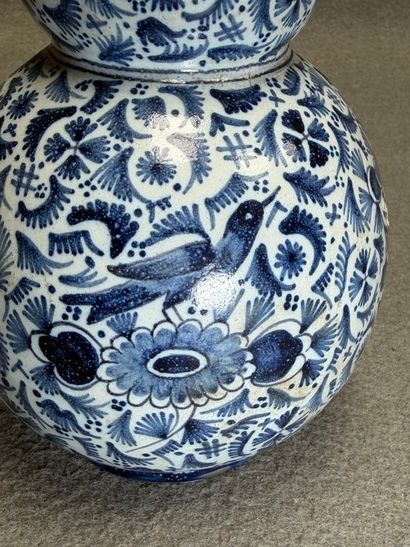 DELFT. 
Vase coloquinte en faïence. 
marque...