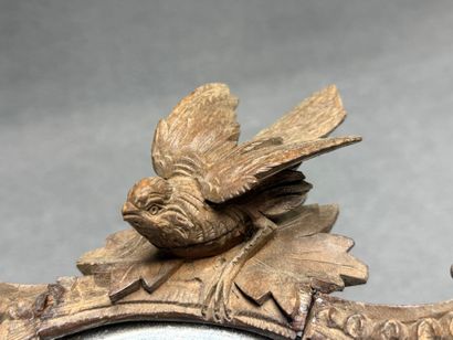 Miroir cadre en bois sculpté. 
Fin XIX+
35...