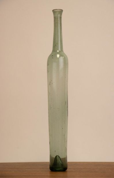 Fine fiole en verre XVIII°. 
H. :25 cm.