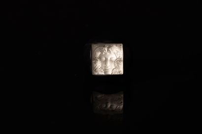 LALIQUE France
Bague en résine et bas-relief...
