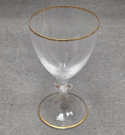 Grand verre sur piédouche en verre, contour...