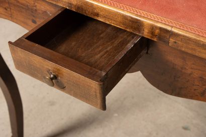Table à jeux à pieds cambrés, ouvrant à quatre...
