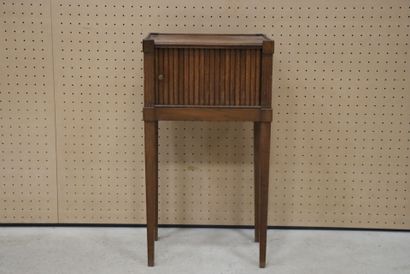 Table de chevet à rideau. 
XIX°
76 x 42 x...
