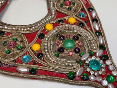 Col collier pectoral brodé de fils de laiton...