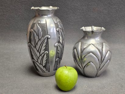 Deux vases en étain repoussé et martelé 
Années...