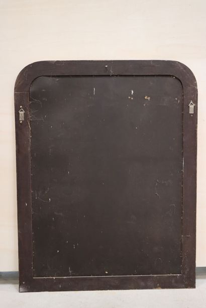 Miroir cadre en bois et stuc doré. 
138 x...