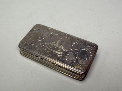 Tabatière en argent à riche décor gravé de...