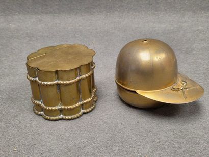 Deux boites en laiton XX°: casquette de jockey...