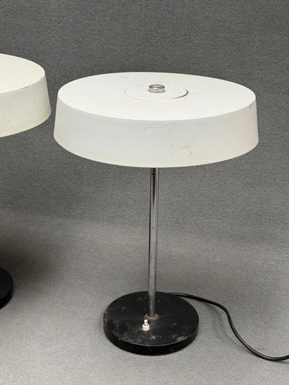 Paire de lampes en tôle laqué blanc et base...