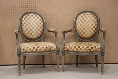 Paire de fauteuils médaillons d'époque Louis...