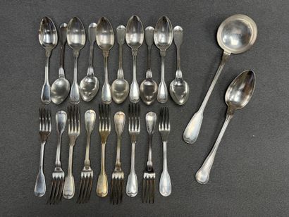 Partie de ménagère de couverts en métal argenté...