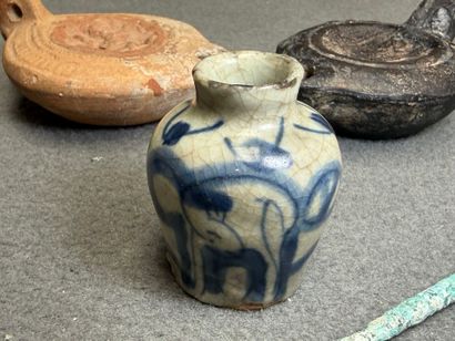 Lot de pièces antiques:
- Fiole en verre...