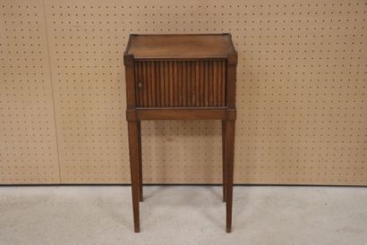 Table de chevet à rideau. 
XIX°
76 x 42 x...