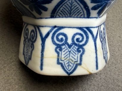 DELFT. 
Paire de vases en faïence. 
H : 22...