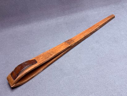 Pince de sellier en bois pliante. 
L. :97...