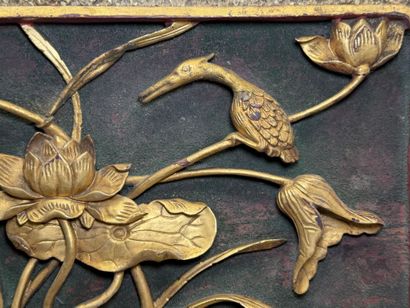 Paire de panneaux en bas-relief laqué doré...