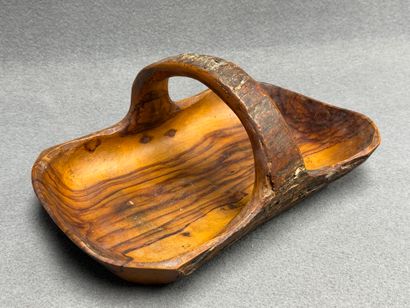 VALLAURIS - Tony BAIN. 
Panier en bois d'olivier
16...