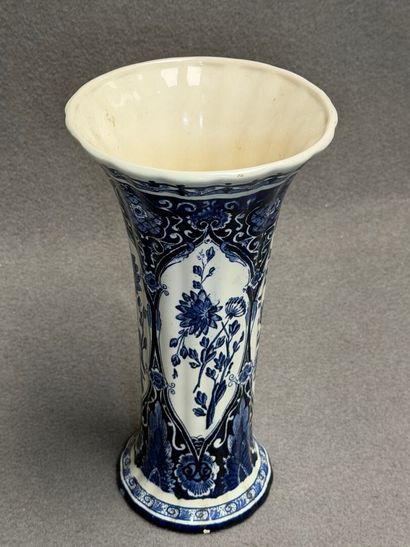 DELFT. 
Vase cornet en faïence de Delft 
H...