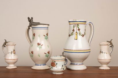 Ensemble de quatre pichets et un pot couvert...