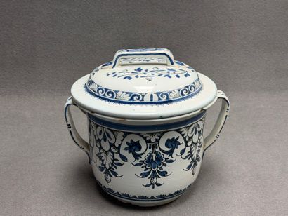 Grand pot couvert en faïence de Rouen XIX°....
