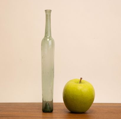 Fine fiole en verre XVIII°. 
H. :25 cm.