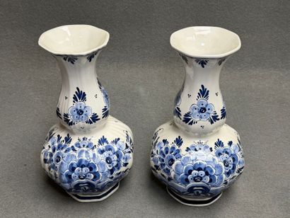 DELFT. 
Paire de vases et pot couvert en...