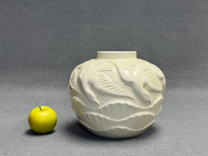KERAMIS - BOCH.
Vase boule en faïence ivoire...