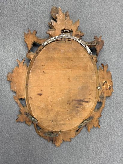 Miroir cadre en bois sculpté. 
Fin XIX+
35...