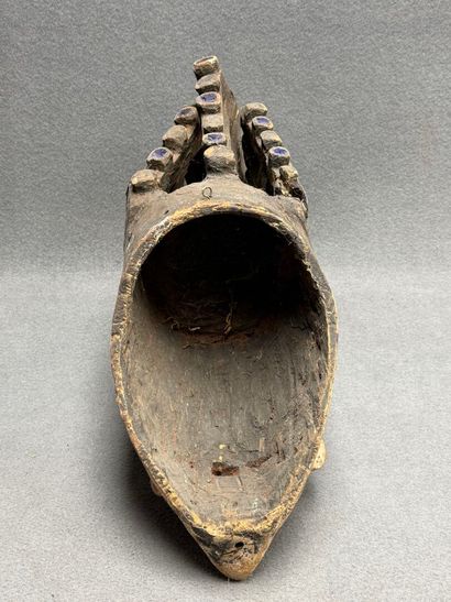 Masque heaume africain en bois sculpté et...