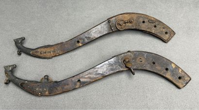 Deux éléments d'attelage de chevaux à décor...