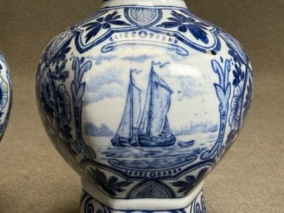 DELFT. 
Paire de vases en faïence. 
H : 22...