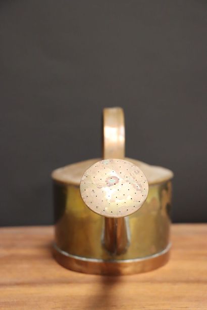 Arrosoir en cuivre. 
17 x 42 x 14 cm.