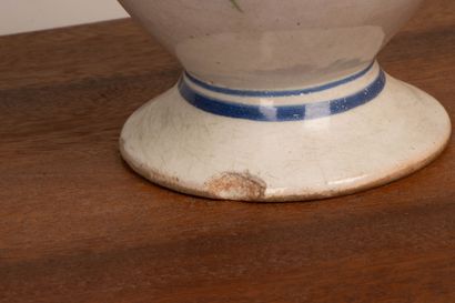 Ensemble de quatre pichets et un pot couvert...