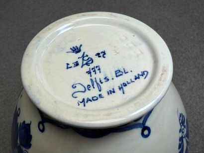 DELFT. 
Vase cornet en faïence de Delft 
H...