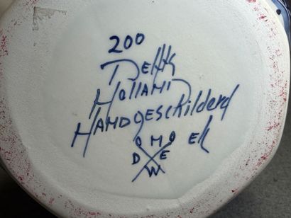 DELFT. 
Paire de vases et pot couvert en...
