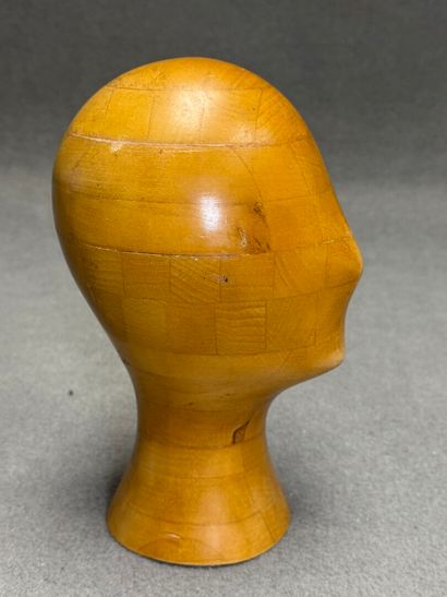 Marotte en bois. 
H. :23 cm.