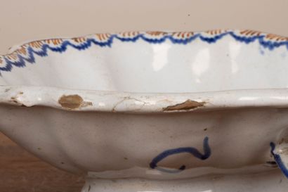 Ensemble de trois saucières en faïence du...