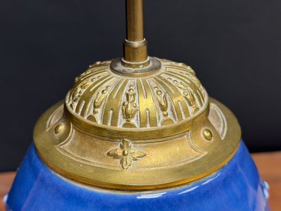 Pied de lampe en porcelaine de Chine et monture...