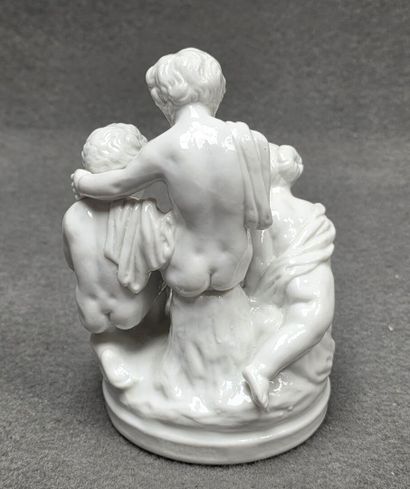 Groupe en porcelaine : Les enfants joueurs.
H:...