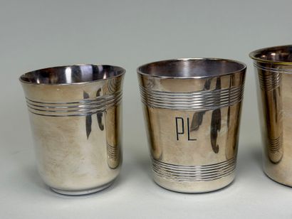 Lot de six timbales en métal argenté.
 On...