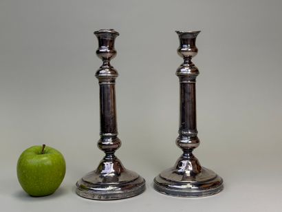 Paire de bougeoirs en argent doublé.
H: 27...