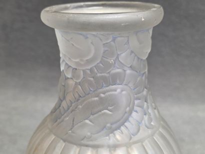 Paire de vases en verre moulé satiné à côtes:,...