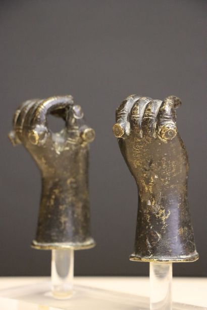 Deux mains en bronze , attaches de charrettes,...