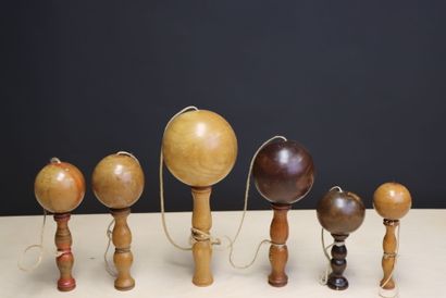 Collection de six bilboquets en bois. 
H....