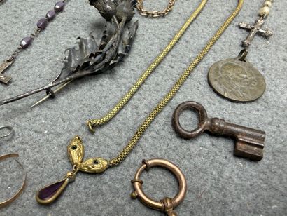 Lot de bijoux fantaisie:
Boutons de manchettes,...