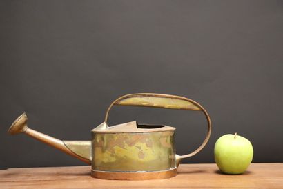 Arrosoir en cuivre. 
17 x 42 x 14 cm.
