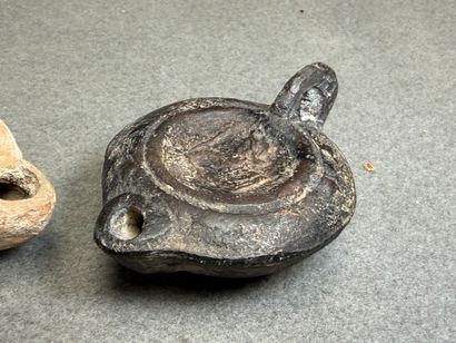Lot de pièces antiques:
- Fiole en verre...