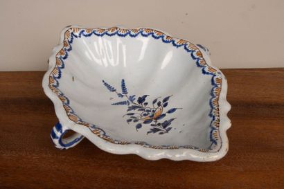 Ensemble de trois saucières en faïence du...