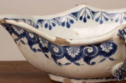 Ensemble de trois saucières en faïence du...